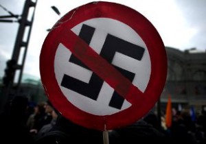 Ein Teilnehmerin einer Demonstration unter dem Motto "Mit Mut, Respekt und Toleranz. Dresden bekennt Farbe" in Dresden h?lt am Samstag (18.02.2012) ein Schild mit einem durchgestrichenen Hakenkreuz in den H?nden. Im Laufe des Tages fanden weitere Veranstaltungen gegen Rechtsextremismus statt. J?hrlich nutzen auch Neonazis den Jahrestag der Zerst?rung Dresdens am 13. Februar 1945 f?r ihre Kundgebungen. Foto: Arno Burgi dpa/lsn +++(c) dpa - Bildfunk+++