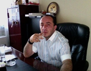 Известного армянского бизнесмена ранили. Он получили множество ножевых ранений и 3 огнестрела