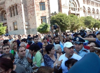 Сотни торговцев митингуют в Ереване