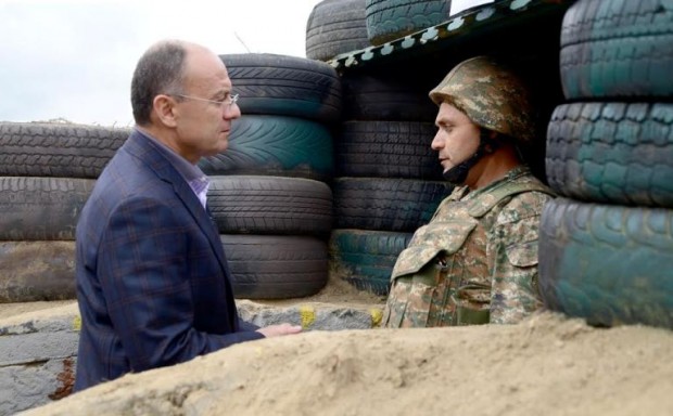 Министр оборонного ведомства Армении посетил воинскую часть и боевые позиции на юго-востоке