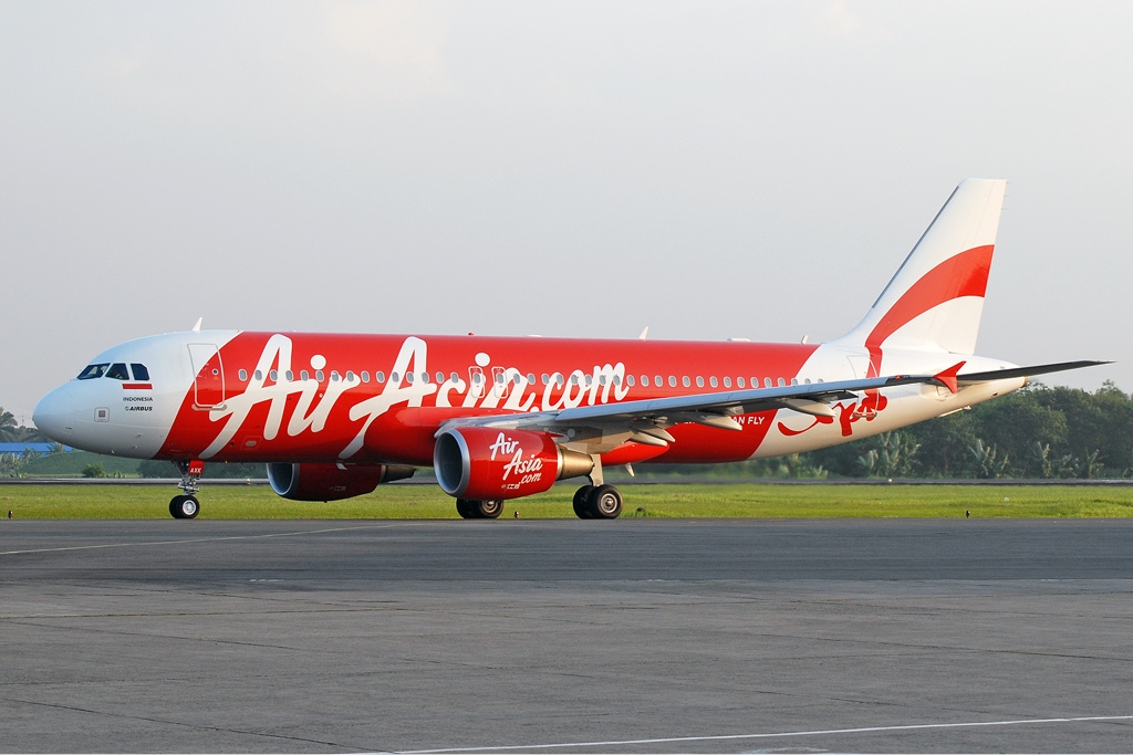 Для поиска лайнера AirAsia Indonesia задействовали десятки морских и воздушных судов